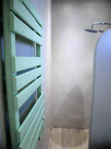 a bathroom with a green cabinet with a window at ΤΟ ΚΑΜΙΝΙ ΤΟΥ ΜΗΛΑ in Kithnos