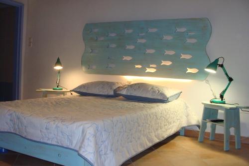 a bedroom with a bed with a fish headboard at ΠΑΡΑΘΙΝ ΑΛΟΣ 2 in Skiros