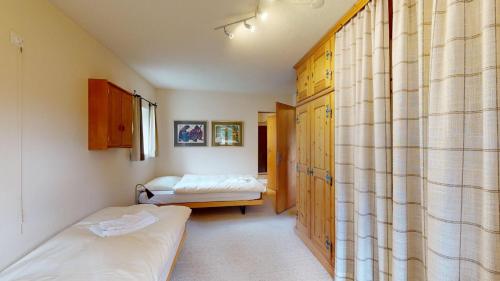 a bedroom with two beds and a window in it at Abitaziun Sur Vih - Samedan in Samedan