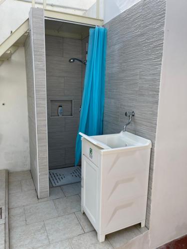 bagno con lavandino bianco e doccia di Perla dei Messapi a San Pietro in Bevagna