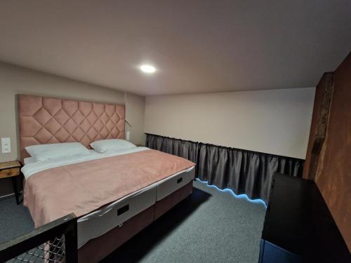 Ένα ή περισσότερα κρεβάτια σε δωμάτιο στο Loft apartmány FABRIKA