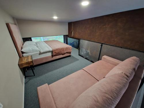 Ένα ή περισσότερα κρεβάτια σε δωμάτιο στο Loft apartmány FABRIKA