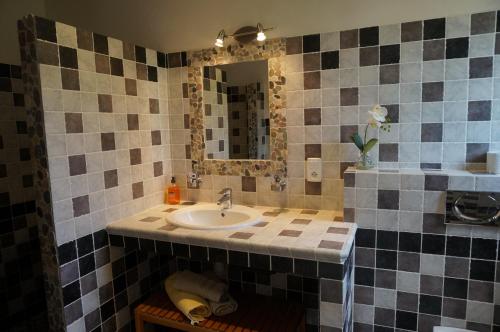 薩爾泰訥的住宿－Chambre d'Hôtes Domaine Pero Longo，一间带水槽和镜子的浴室