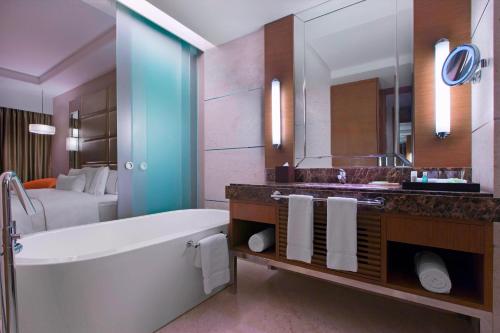 Koupelna v ubytování The Westin Chennai Velachery