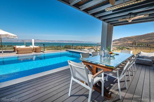 Bazén v ubytování Iwo's - וילה איוו - מדהימה ויוקרתית עם בריכה פרטית קו ראשון לכנרת nebo v jeho okolí