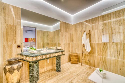 uma casa de banho com um lavatório e um chuveiro em Ideal Property Mallorca - Verdera em Maria de la Salut