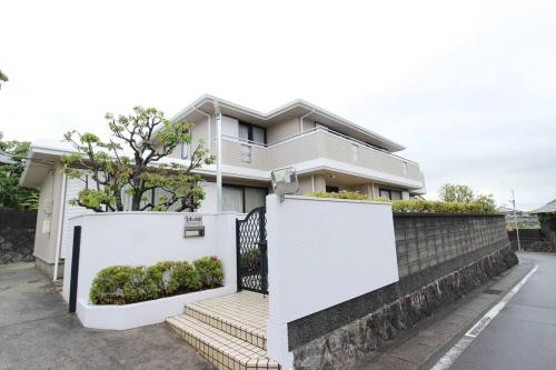 a white fence in front of a house at 志摩の別荘 in Shima