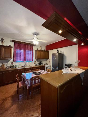 eine Küche mit einem Tisch und eine Küche mit roten Wänden in der Unterkunft Kolovos House in Karyes