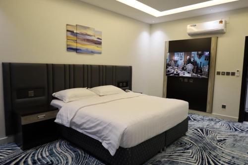 Tempat tidur dalam kamar di قمم بارك النماص Qimam Park Hotel 6