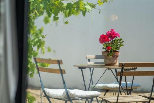 uma mesa com uma planta em vasos com duas cadeiras em Loft van 90 m² met grote binnentuin. em Antuérpia