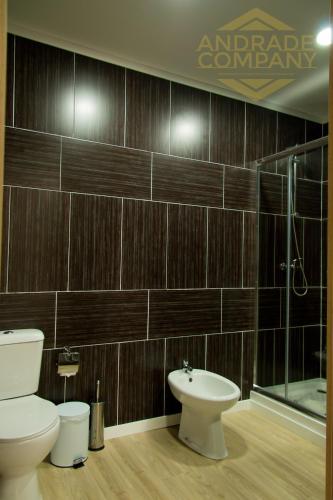 a bathroom with a toilet and a sink at Refúgio da Suite 5 in Pinhão