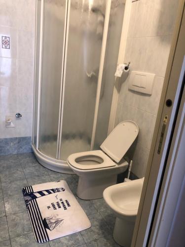 ein Bad mit einem WC und einer Dusche in der Unterkunft ONDA BLU in Diano Marina