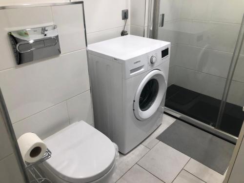 een badkamer met een wasmachine en een toilet bij ALOE Suite Laurent-Gael in Playa del Inglés