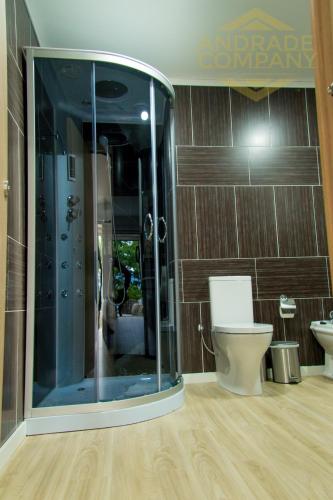 ein Badezimmer mit Glasdusche und Toilette in der Unterkunft Refúgio da Suite 6 in Pinhão