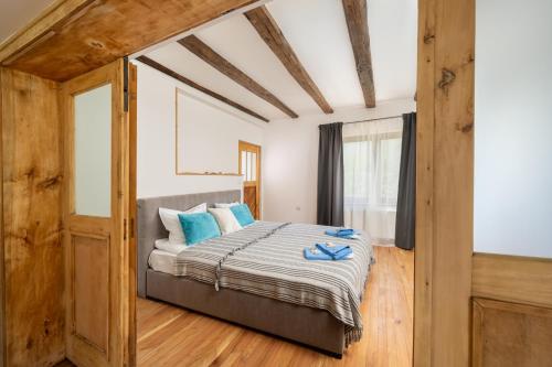 een slaapkamer met een bed met blauwe kussens bij Къща за гости Остриля in Cherni Vit