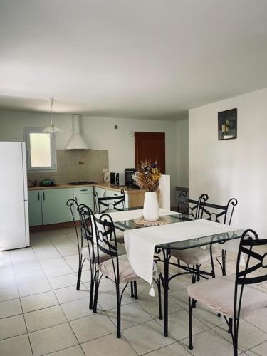 kuchnia i jadalnia ze stołem i krzesłami w obiekcie Villas A Torra w mieście Patrimonio