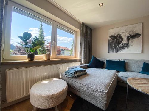 sala de estar con sofá y ventana en Bergidyll, en Oberstaufen