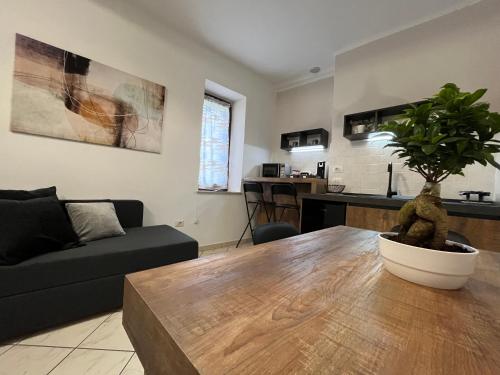 een woonkamer met een tafel met een plant erop bij SognoNarni in Narni