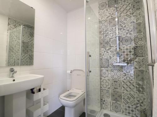 uma casa de banho com um WC, um lavatório e um chuveiro em Modern Room with Private Outdoor space Pass The Keys em Gosforth