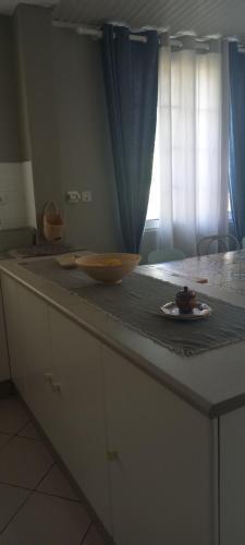 a kitchen counter with a bowl on a plate on it at Εξοχικό ROXANI in Ambelákia