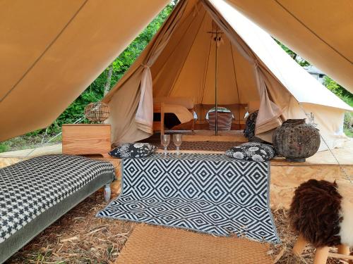 een tent met een bed en een bed sidx sidx sidx bij Tente de Luxe, dans la nature, La Chaise - Planchez, Anost, Lac des Settons in Planchez