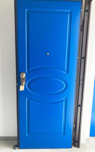 a blue door in a room with at La Meriggia B&B in Pisciotta