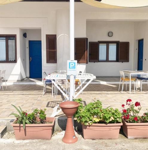 a parking sign in a courtyard with potted plants at La Meriggia B&B in Pisciotta