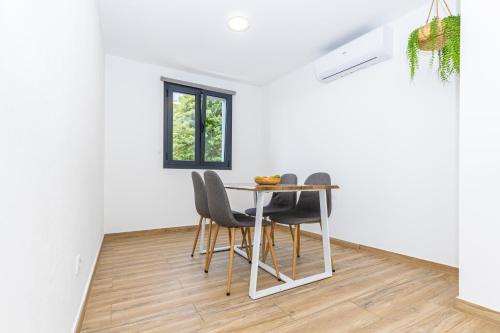 a dining room with a table and chairs at Ilha Natura in Santana