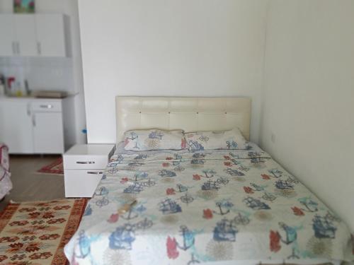 1 dormitorio con 1 cama con colcha de flores en Ayşen Ablanın Yeri, en Muğla