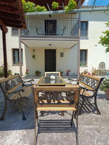 two chairs and a table in front of a building at Mikros Paradisos Pelion in Áyios Vlásios