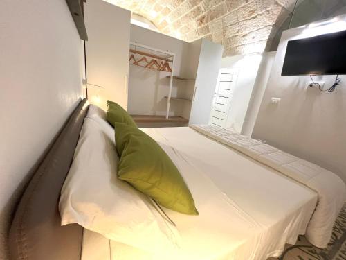 een bed in een kleine kamer met een kussen erop bij B&B Suite Amare Polignano in Polignano a Mare