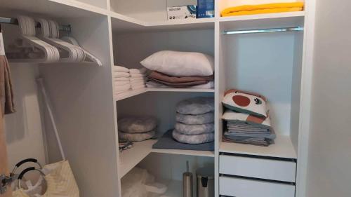 una cabina armadio con asciugamani e asciugamani di Blue Ocean Aidipsos a Edipsos