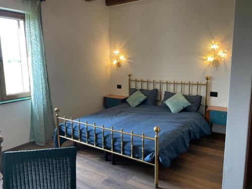1 dormitorio con cama con sábanas azules y ventana en Ozium en Villa Vicentina