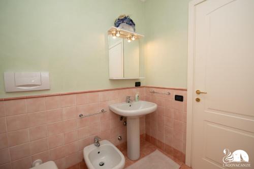 ein Bad mit einem Waschbecken und einem WC in der Unterkunft Casa della Rocca in Manerba del Garda