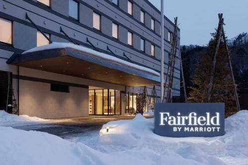 un edificio con un cartel en la nieve en Fairfield by Marriott Gifu Takayama Shirakawa Go, en Takayama