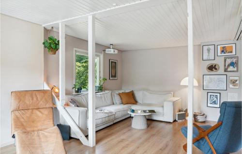 uma sala de estar com um sofá branco e uma mesa em Amazing Home In Fredensborg With Wifi em Fredensborg