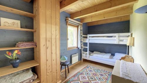 ein Schlafzimmer mit blauen Wänden und einem Etagenbett in der Unterkunft Chalet Jumbaz in Seytroux