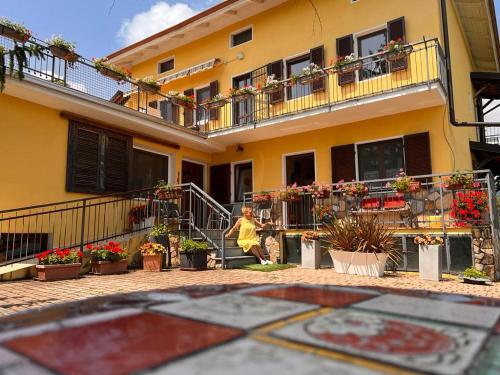 a building with flowers and plants in front of it at b&b Antiche Pietre in Bollengo
