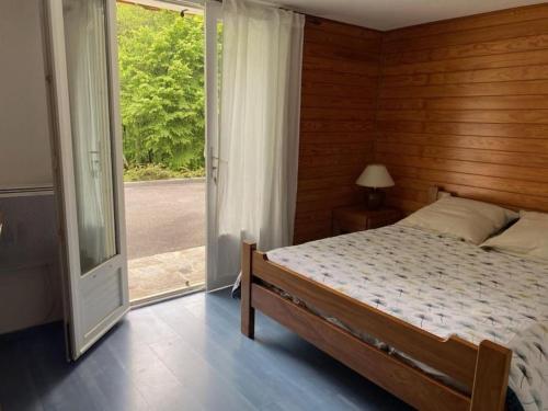 Ένα ή περισσότερα κρεβάτια σε δωμάτιο στο Jolie maison en plein pays vert.