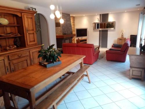 Χώρος καθιστικού στο Jolie maison en plein pays vert.