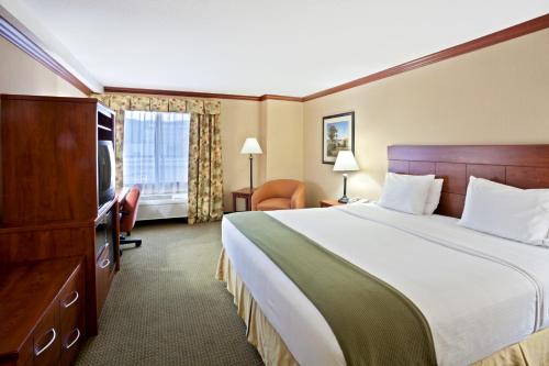 מיטה או מיטות בחדר ב-Holiday Inn Express Hotel & Suites Portland-Northwest Downtown, an IHG Hotel