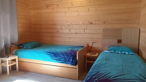 een slaapkamer met een bed en een nachtkastje en een bed sidx sidx sidx sidx bij casa entre praias in Foz do Arelho