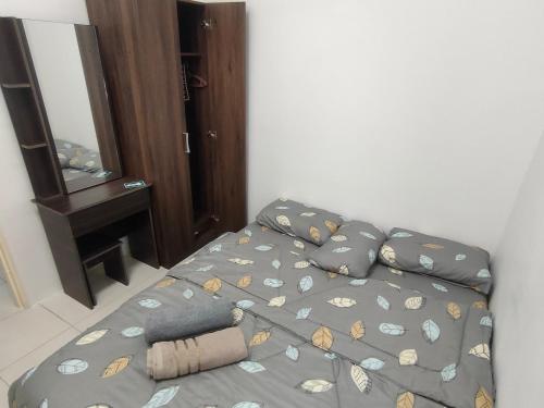 - une chambre avec un lit et un miroir dans l'établissement Homestay Millazzz Apparment Ipoh, à Kampong Duson Gilap