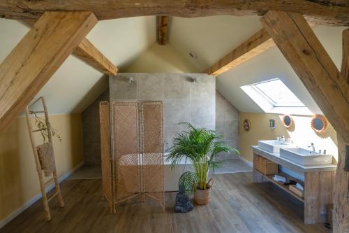ein Badezimmer mit zwei Waschbecken und einem großen Fenster in der Unterkunft TweeZeven in Guelle