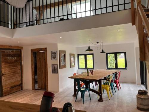 une salle à manger avec une table et des chaises en bois dans l'établissement Le grenier a foin, à Breitenbach-Haut-Rhin