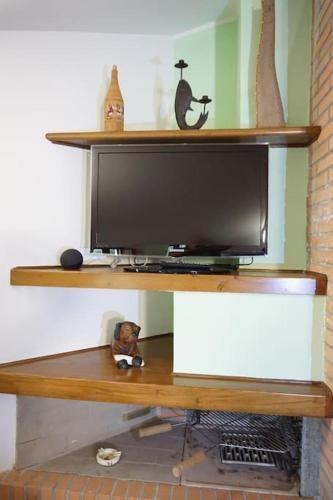 a computer monitor sitting on a wooden desk at SAILA Monolocale MARTE in Attigliano