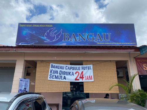 una señal en el lateral de un edificio en Bangau - Short Term Rest Area Capsule Hotel en Sepang