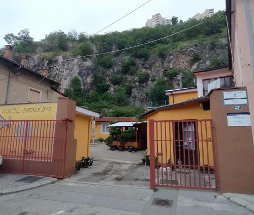 un edificio con una puerta frente a una montaña en IN Kala en Rijeka