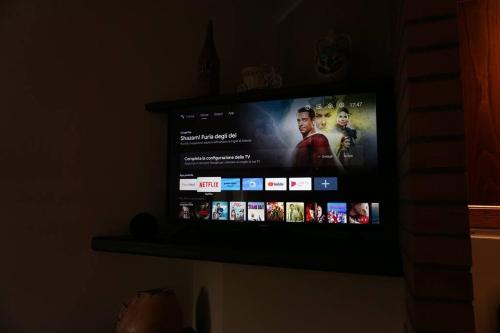 a flat screen tv sitting on top of a wall at SAILA Monolocale VENERE in Attigliano