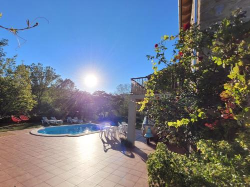a backyard with a swimming pool and a house at Harveys Homestay - Adults only in Mieres